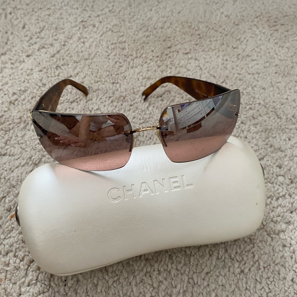 Chane sunglasses, no scratches